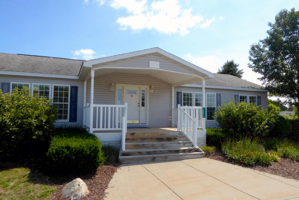 Discover the Best Manufactured Home Communities near Grand Rapids - Algoma%20Estates%20community%20manufactured%20home%20exterior