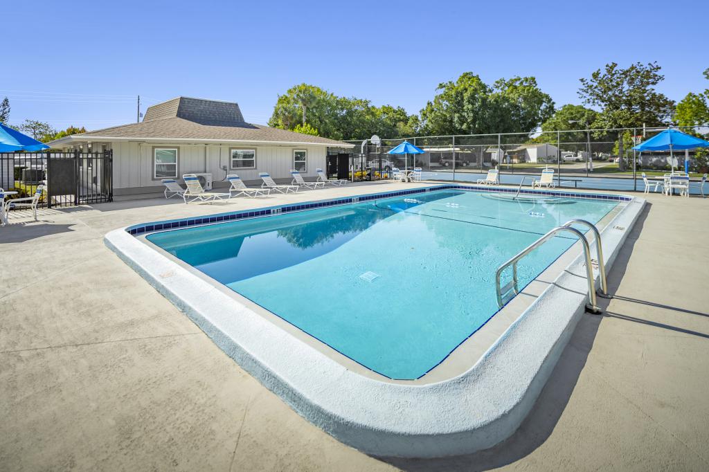 Carriage Court Central community pool side view - Find houses for sale and houses for rent Orlando