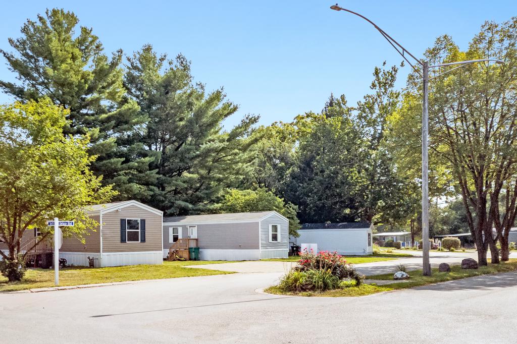 Deluxe Lake Estates manufactured home community entrance and driveway in Peoria Illinois - Find Peoria IL homes for sale